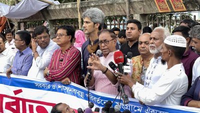 অবরোধের সমর্থনে মিছিলের পর সংক্ষিপ্ত সমাবেশে বক্তব্য রাখেন বিপ্লবী ওয়ার্কার্স পার্টির সাধারণ সম্পাদক সাইফুল হক