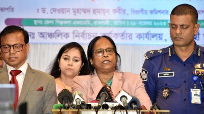 রাজশাহীতে নির্বাচন সংশ্লিষ্ট কর্মকর্তাদের সঙ্গে মতবিনিময় শেষে সাংবাদিকদের সঙ্গে কথা বলেছেন ইসি রাশেদা সুলতানা
