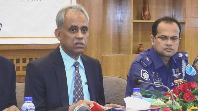 সাংবাদিকদের সঙ্গে আলাপকালে ইসি মো. আলমগীর
