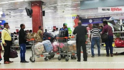 বিমানবন্দরে বিদেশফেরত প্রবাসী কর্মীরা (ফাইল ফটো)