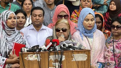 মানববন্ধনে বক্তব্য রাখছেন বিএনপি নেত্রী সেলিমা রহমান