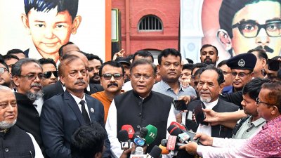 চট্টগ্রামের রিটার্নিং কর্মকর্তা আবুল বাশার মো. ফখরুজ্জামানের কাছে মনোনয়নপত্র জমা দেওয়ার পর সাংবাদিকদের সঙ্গে কথা বলেন তথ্য ও সম্প্রচারমন্ত্রী হাছান মাহমুদ