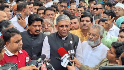 সাংবাদিকদের সঙ্গে কথা বলছেন আ ফ ম বাহাউদ্দিন নাছিম