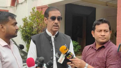 গণমাধ্যমের সঙ্গে কথা বলছেন এ কে এম শামীম ওসমান এমপি