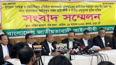 সংবাদ সম্মেলনে লিখিত বক্তব্য পাঠ করছেন ব্যারিস্টার কায়সার কামাল