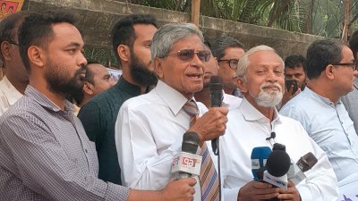 সমাবেশে বক্তব্য রাখছেন অ্যাডভোকেট সুব্রত চৌধুরী