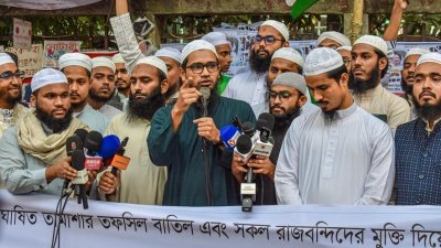 বক্তৃতা করছেন ইসলামী ছাত্র আন্দোলনের সভাপতি শরিফুল ইসলাম রিয়াদ