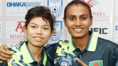 মারিয়া মান্ডার সঙ্গে সাবিনা খাতুন (ডানে)