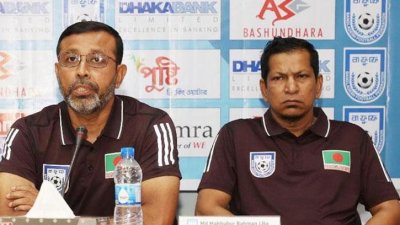 সংবাদ সম্মেলনে টিটু (বাঁয়ে)