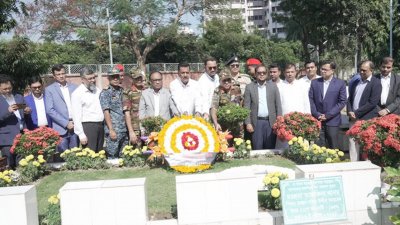 মেয়র আনিসুল হকের ষষ্ঠ মৃত্যুবার্ষিকীতে তার কবরে ফুল দিয়ে শ্রদ্ধা জানিয়েছে ডিএনসিসি।
