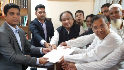মনোনয়নপত্র জমা দিচ্ছেন আইনমন্ত্রী অ্যাডভোকেট আনিসুল হক