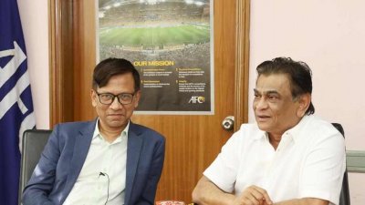ইমরুলকে পাশে বসিয়ে সরে যাওয়ার ঘোষণা দেন সালাউদ্দিন