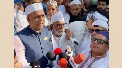 বায়তুল মোকাররমে জুমার নামাজ আদায় শেষে সাংবাদিকদের সঙ্গে আলাপকালে আ ফ ম বাহাউদ্দিন নাছিম