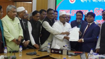 মনোনয়নপত্র জমা দিচ্ছেন কুড়িগ্রাম ২ আসন থেকে আওয়ামী লীগ থেকে মনোনয়ন পাওয়া জেলা আওয়ামী লীগের সভাপতি মো. জাফর আলী