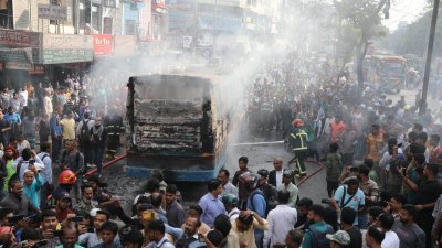 গুলিস্তানে তানজিল পরিবহনের একটি বাসে আগুন