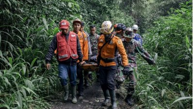 ইন্দোনেশিয়ার মাউন্ট মারাপির আগ্নেয়গিরি অগ্নুৎপাতের ঘটনায় আরও দুই পর্বতারোহীর মরদেহ উদ্ধার করা হয়েছে। ছবি: ইপিএ