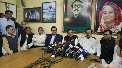 সাংবাদিকদের সঙ্গে কথা বলছেন ওবায়দুল কাদের (ছবি: নাসিরুল ইসলাম)