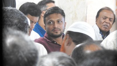 নেতাকর্মীদের ভিড়ে সাকিব আল হাসান
