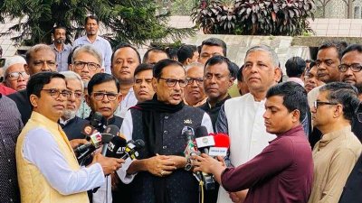 সাংবাদিকদের সঙ্গে কথা বলছেন ওবায়দুল কাদের
