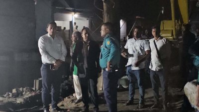জেলা ম্যাজিস্ট্রেট মামুনুর রহমানের নেতৃত্বে ঘটনাস্থল পরিদর্শনে যান কর্মকর্তারা
