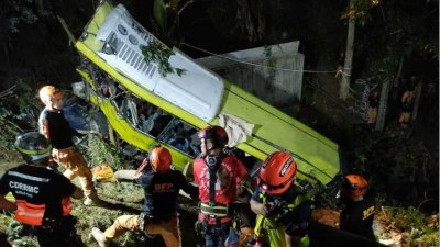 ফিলিপাইনের মধ্যাঞ্চলের অ্যান্টিক প্রদেশে বাস দুর্ঘটনার চিত্র। ছবি: রয়টার্স