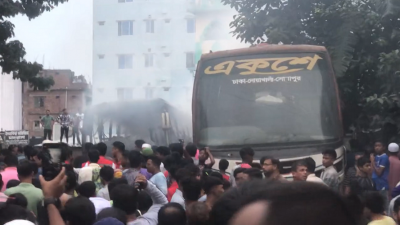দুর্বৃত্তদের দেওয়া আগুনে পুড়ছে বাস