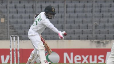 অদ্ভুতভাবে আউট হলেন ‍মুশফিক