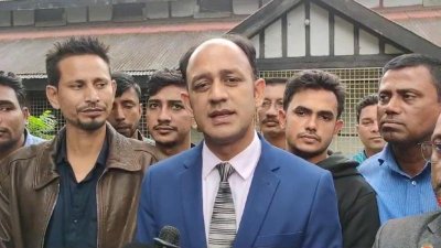 শোকজের জবাব দিয়ে বেরিয়ে সাংবাদিকদের সঙ্গে কথা বলেন ব্যারিস্টার সুমন
