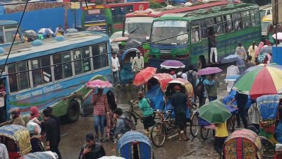 বৃষ্টির কারণে রাজধানীতে যানজট ও পথচারীদের ভোগান্তি, ছবি: সাজ্জাদ হোসেন
