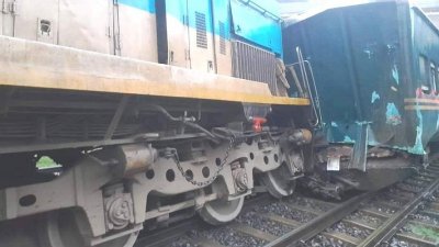 দুর্ঘটনার চার ঘণ্টার বেশি সময় পর উদ্ধার কাজ শেষে ট্রেন চলাচল শুরু হয়