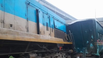 তেজগাঁওয়ে ক্রেনের আঘাতে ট্রেন লাইনচ্যুত