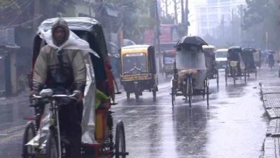 সড়কগুলোতে যান চলাচল অনেক কম লক্ষ করা গেছে