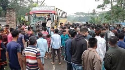 ঘটনাস্থলে স্থানীয় মানুষদের ভিড়