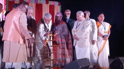 পশ্চিমবঙ্গ সরকারের প্রাণী সম্পদ উন্নয়ন মন্ত্রী স্বপন দেবনাথ প্রদীপ জ্বালিয়ে উৎসবের শুভ সুচনা করে