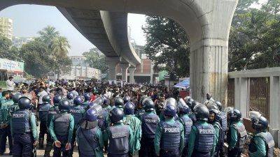 মানববন্ধনে সকাল থেকে জড়ো হতে শুরু করেছেন বিএনপির নেতাকর্মীরা (ছবি: বাংলা ট্রিবিউন)