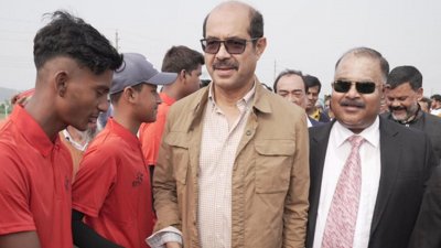 ইস্টার্ন হাউজিং এলাকায় খেলার মাঠ, পার্ক ও কবরস্থান পরিদর্শনে  মেয়র মো. আতিকুল ইসলাম