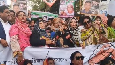 বক্তব্য দিচ্ছেন বিএনপির স্থায়ী কমিটির সদস্য সেলিমা রহমান