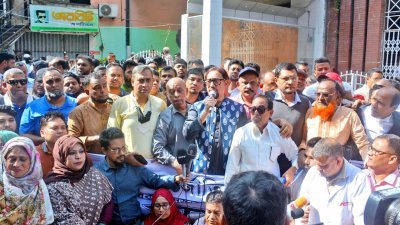 আন্তর্জাতিক মানবাধিকার দিবস উপলক্ষে মানববন্ধন কর্মসূচির মধ্য দিয়ে প্রকাশ্যে এলেন ‘আত্মগোপনে’ থাকা বিএনপির নেতারা