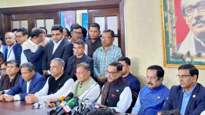ধানমন্ডিতে আওয়ামী লীগ সভাপতির রাজনৈতিক কার্যালয়ে এক বিফ্রিংয়ে দলের নেতারা