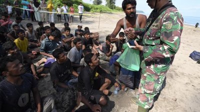 রোহিঙ্গাদের নিয়ে ইন্দোনেশিয়া পৌঁছেছে দুইটি নৌকা। ছবি: এবিসি নিউজ