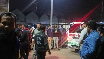 স্থানীয় ও স্বজনদের ভিড়