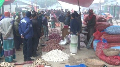 জয়পুরহাটে পেঁয়াজের দোকানে অভিযান