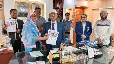 বীর মুক্তিযোদ্ধা শেখ হারুনুর রশীদের কাছে স্মারকলিপি দেওয়া হয়