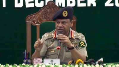রাজশাহী সেনানিবাসের বাংলাদেশ ইনফ্যান্ট্রি রেজিমেন্টাল সেন্টারে ইনফ্যান্ট্রি রেজিমেন্টের ১৮তম অধিনায়ক সম্মেলনে বক্তব্য রেখেছেন সেনাপ্রধান