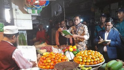 সাহেববাজার কাঁচাবাজারে এ অভিযান পরিচালিত হয়