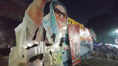 ঘটনা আঁচ করতে পেরে তাদের ধাওয়া দিয়েছেন ছাত্রলীগ নেতাকর্মীরা