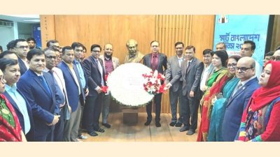 আইসিটি টাওয়ার প্রাঙ্গণে স্থাপিত জাতির পিতা বঙ্গবন্ধু শেখ মুজিবুর রহমানের প্রতিকৃতিতে পুষ্পস্তবক অর্পণ করে আইসিটি বিভাগ