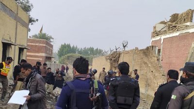 পাকিস্তানে জঙ্গি হামলায় ২৩ সেনা নিহত। ছবি: এপি