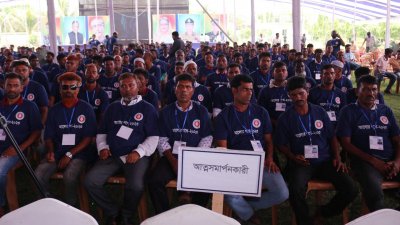 আত্মসমর্পণকারী চরমপন্থি সদস্যরা (ফাইল ছবি)
