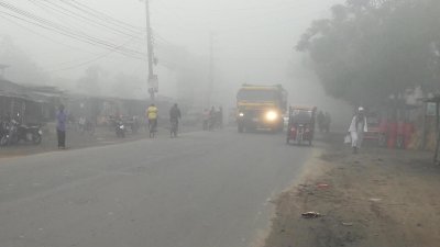 দিনাজপুরের সড়কে কুয়াশার কারণে হেডলাইট জ্বালিয়ে চলছে গাড়ি